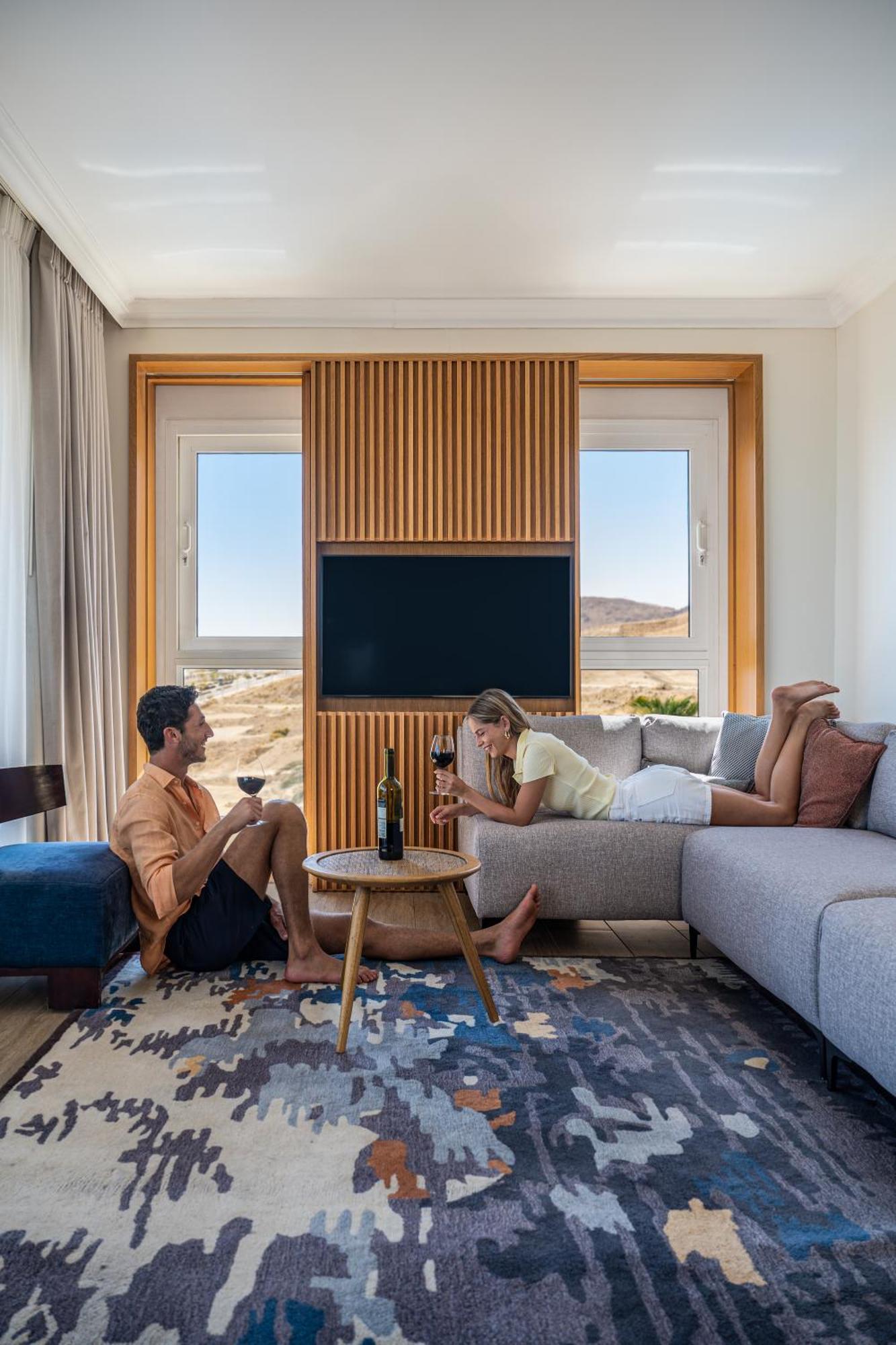 Nevo By Isrotel Collection Ein Bokek Exterior foto A couple at the hotel