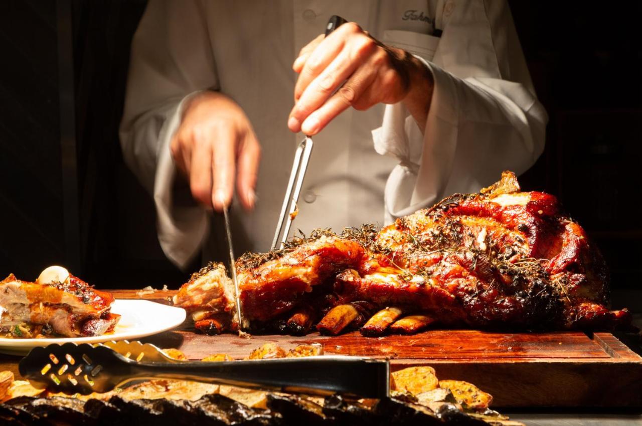 Nevo By Isrotel Collection Ein Bokek Exterior foto A chef carving a roast